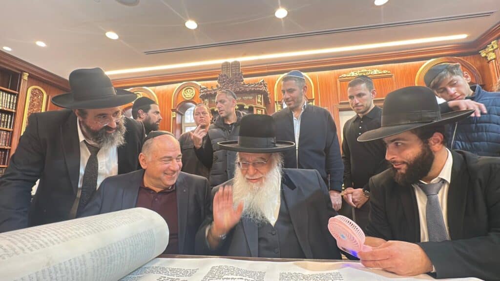 בהשתתפות גדולי תורה ואישי ציבור: הכנסת ספר תורה למוסדות “כאייל תערוג”