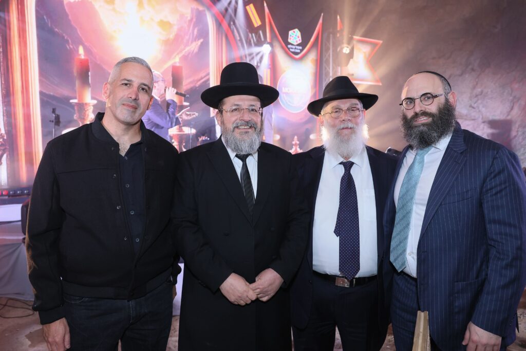 מסע בני המצווה של מרכז רבני אירופה: 220 נערים ונערות מאירופה חתמו את השבוע במעמד עוצמתי במערת צדקיהו