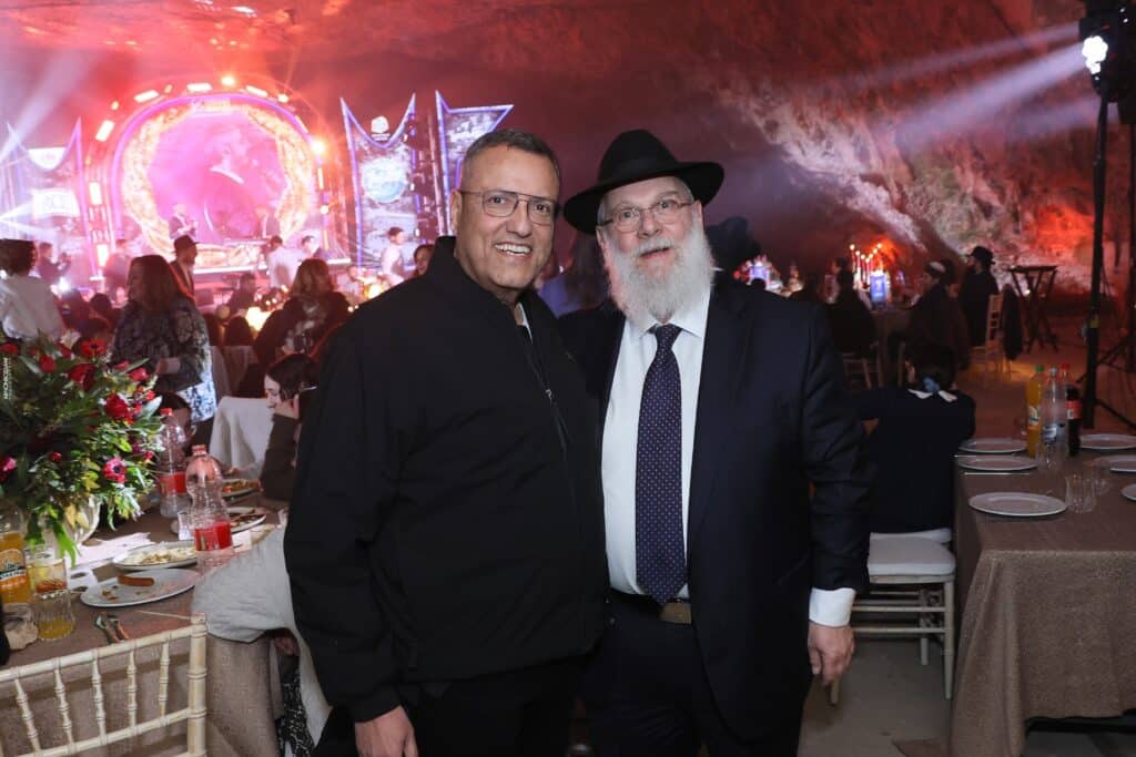 מסע בני המצווה של מרכז רבני אירופה: 220 נערים ונערות מאירופה חתמו את השבוע במעמד עוצמתי במערת צדקיהו