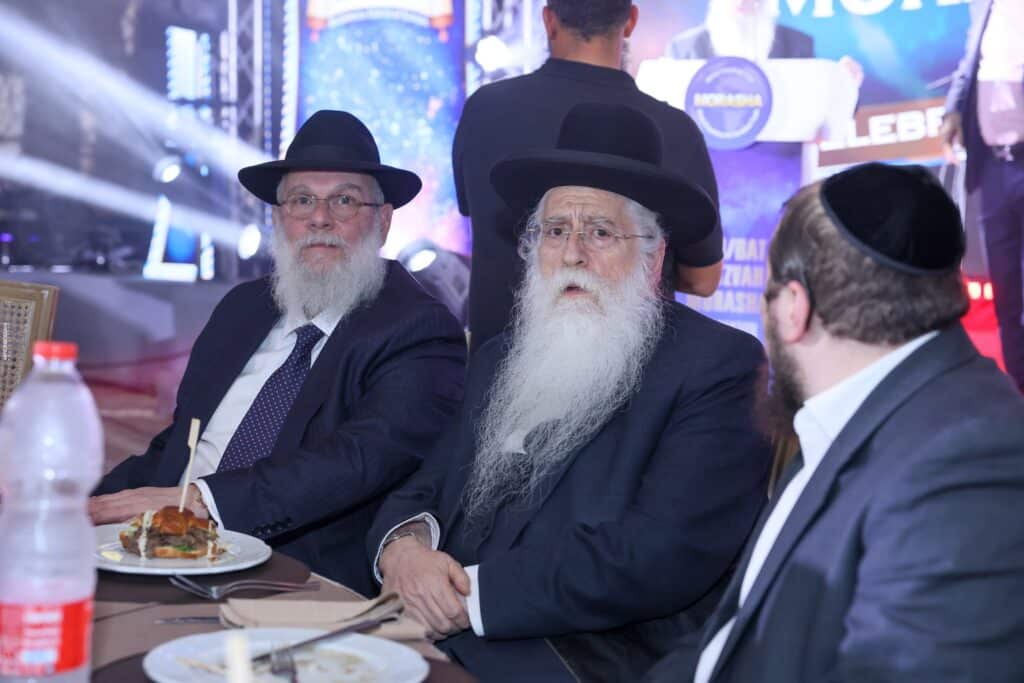 מסע בני המצווה של מרכז רבני אירופה: 220 נערים ונערות מאירופה חתמו את השבוע במעמד עוצמתי במערת צדקיהו