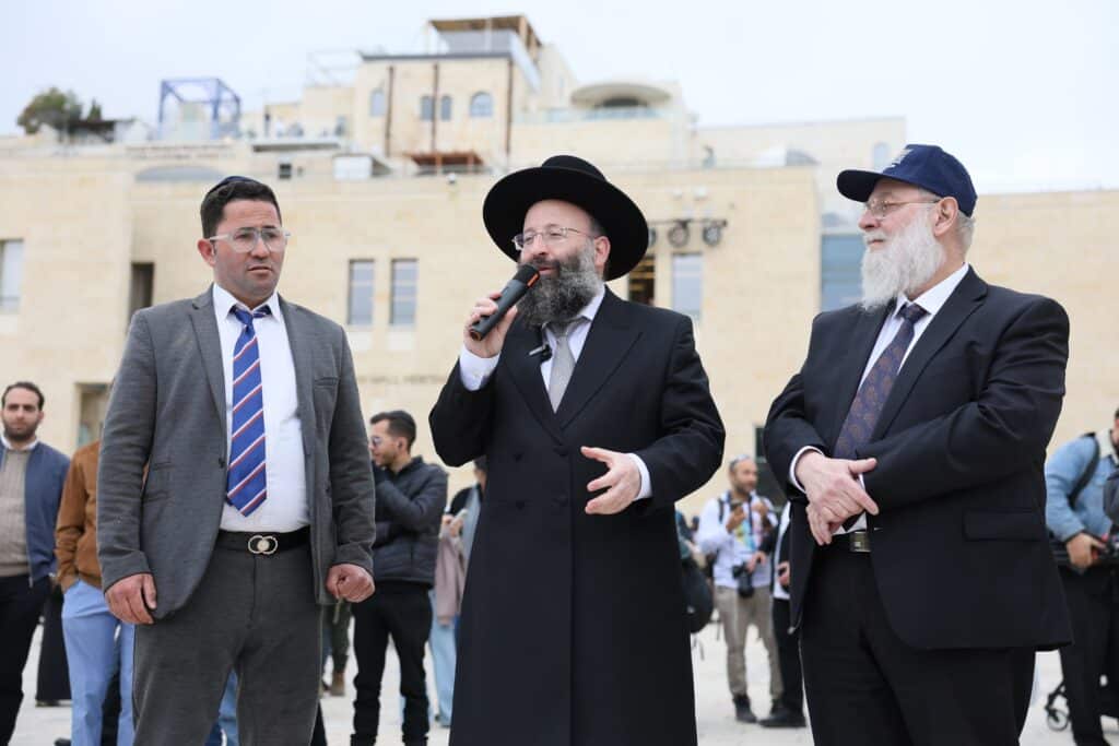 מסע בני המצווה של מרכז רבני אירופה: 220 נערים ונערות מאירופה חתמו את השבוע במעמד עוצמתי במערת צדקיהו