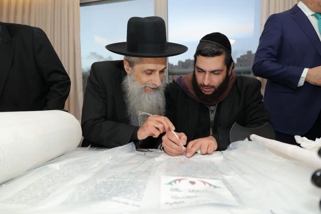 בהשתתפות גדולי תורה ואישי ציבור: הכנסת ספר תורה למוסדות “כאייל תערוג”