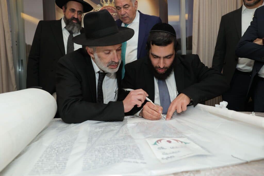 בהשתתפות גדולי תורה ואישי ציבור: הכנסת ספר תורה למוסדות “כאייל תערוג”