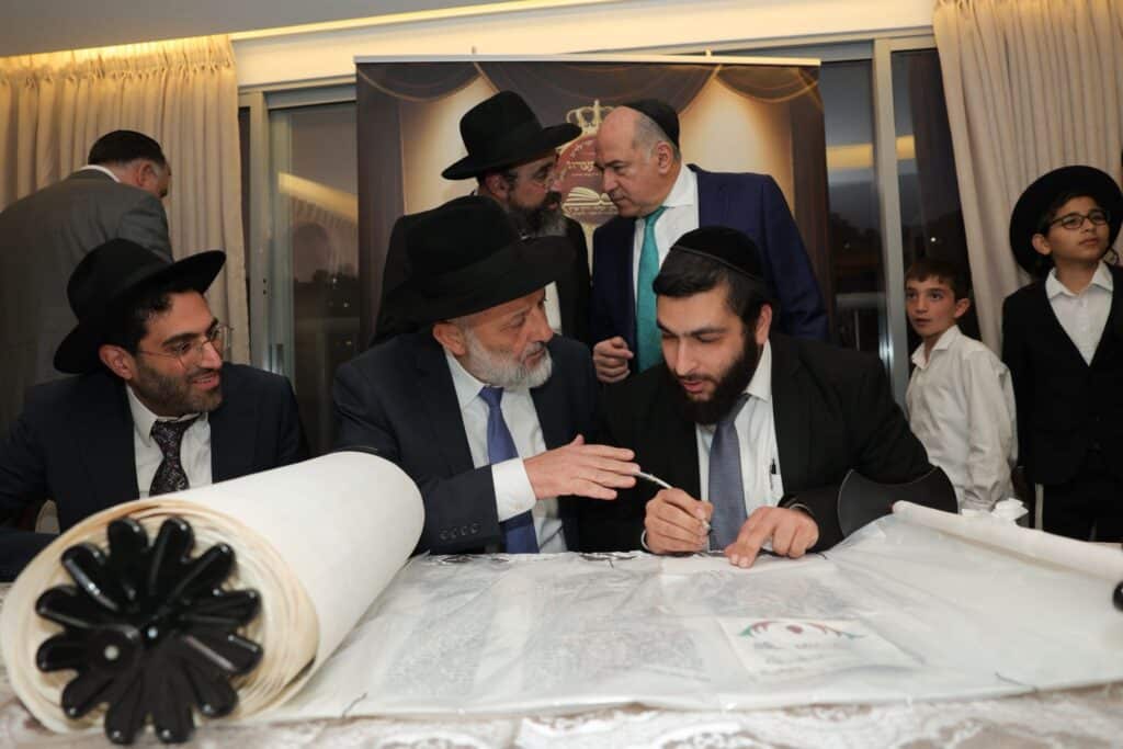 בהשתתפות גדולי תורה ואישי ציבור: הכנסת ספר תורה למוסדות “כאייל תערוג”