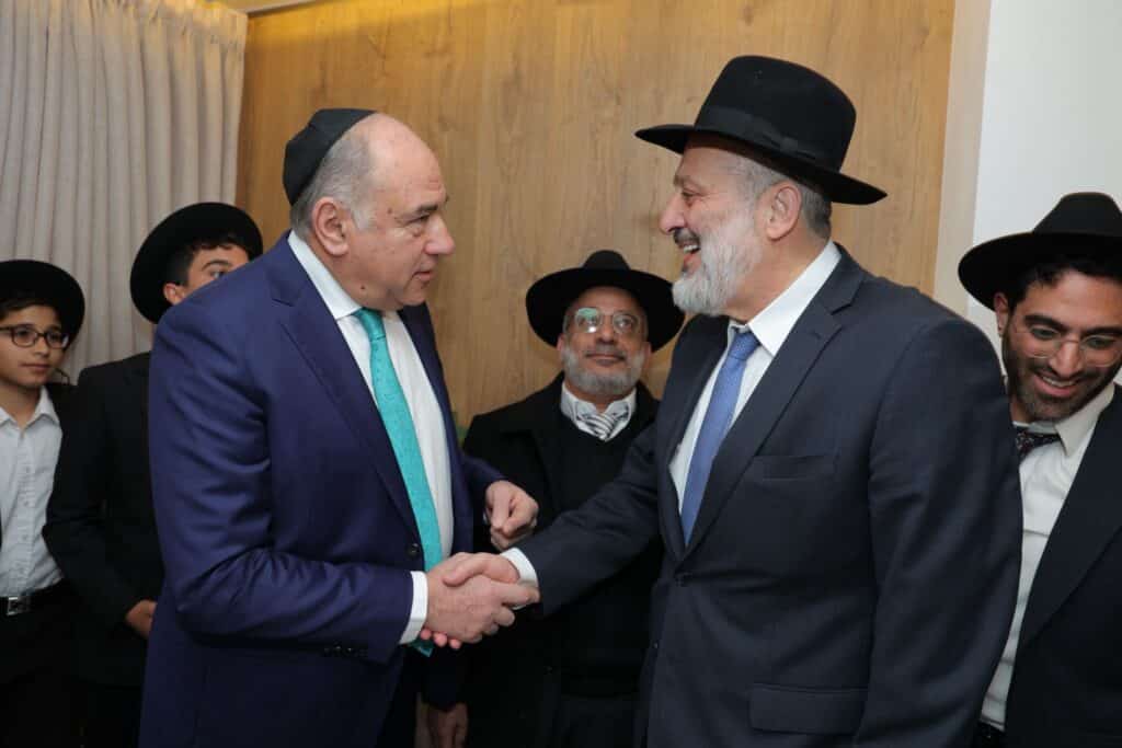 בהשתתפות גדולי תורה ואישי ציבור: הכנסת ספר תורה למוסדות “כאייל תערוג”