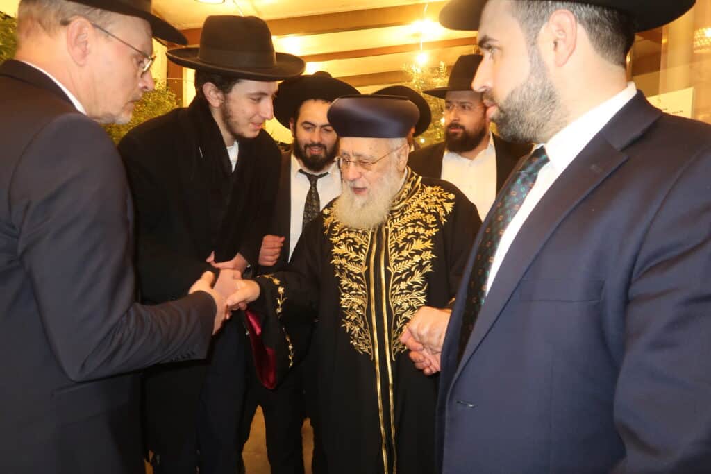 גדולי רבני ספרד בשמחת החתונה לנכד רב העיר בני ברק