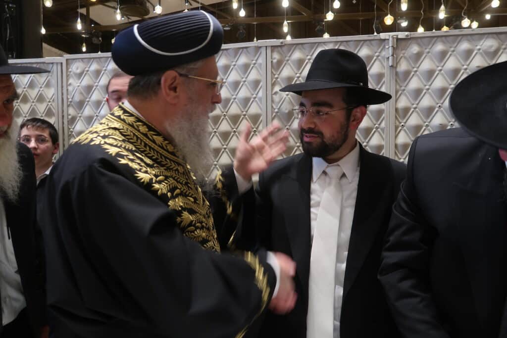 גדולי רבני ספרד בשמחת החתונה לנכד רב העיר בני ברק