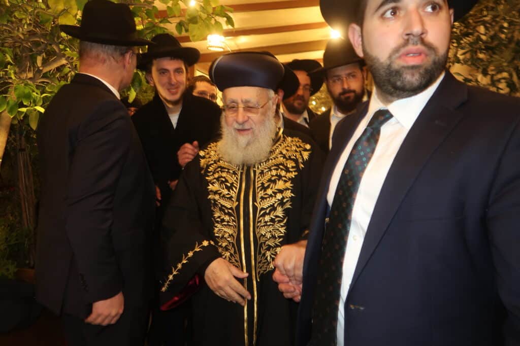 גדולי רבני ספרד בשמחת החתונה לנכד רב העיר בני ברק