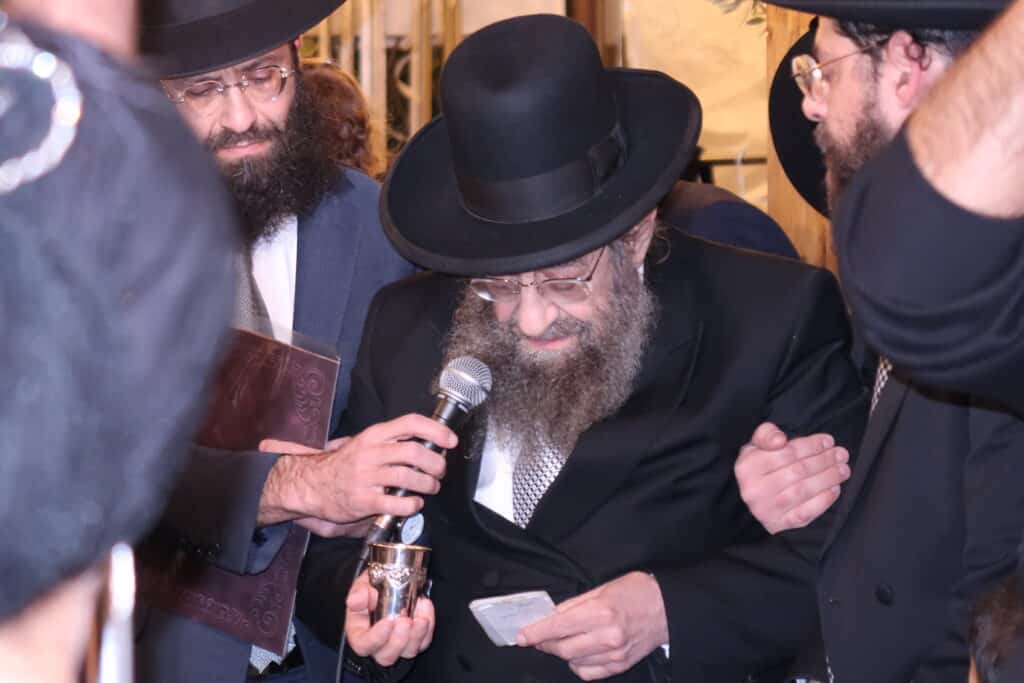 גדולי רבני ספרד בשמחת החתונה לנכד רב העיר בני ברק