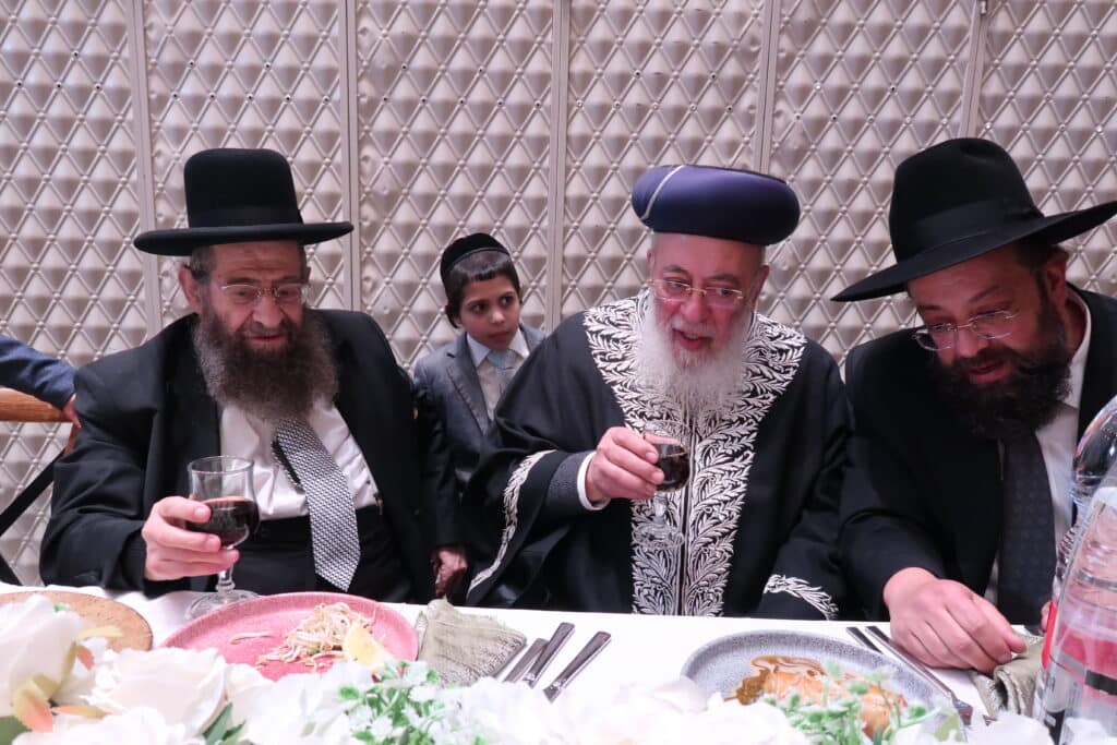 גדולי רבני ספרד בשמחת החתונה לנכד רב העיר בני ברק