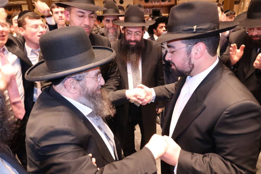 גדולי רבני ספרד בשמחת החתונה לנכד רב העיר בני ברק