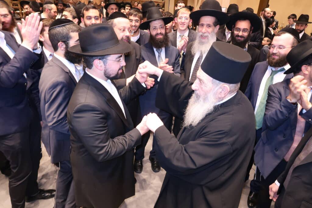 גדולי רבני ספרד בשמחת החתונה לנכד רב העיר בני ברק