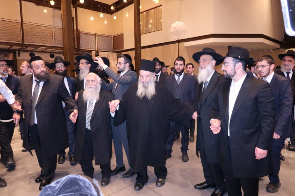 גדולי רבני ספרד בשמחת החתונה לנכד רב העיר בני ברק