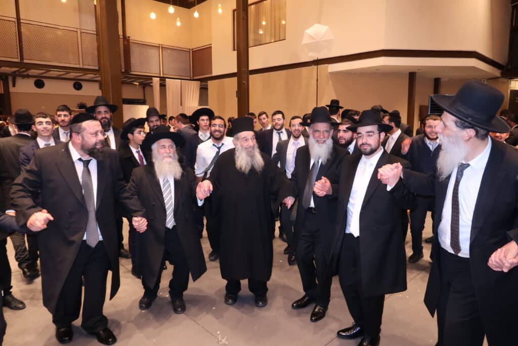 גדולי רבני ספרד בשמחת החתונה לנכד רב העיר בני ברק