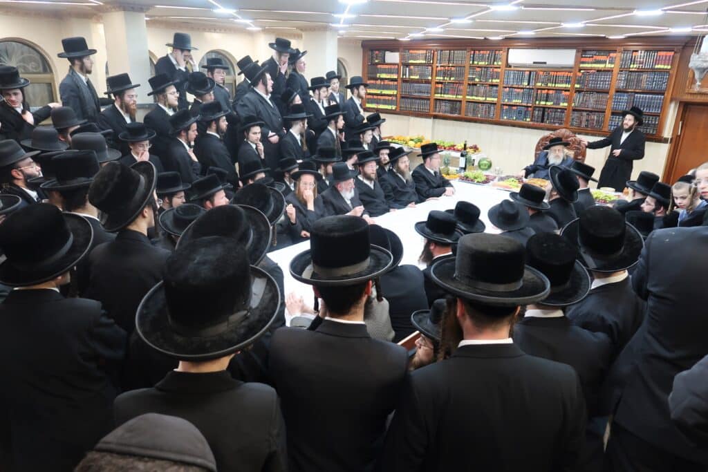 מעמד הטיש בט"ו בשבט בחצר הקודש קאמרנא - צפו בגלריה