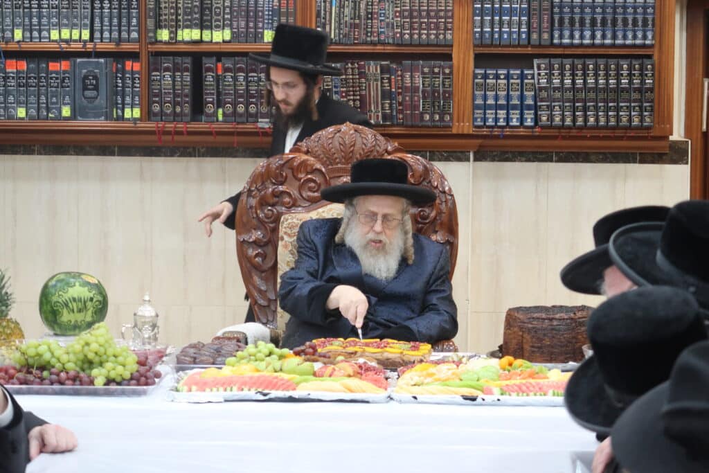 מעמד הטיש בט"ו בשבט בחצר הקודש קאמרנא - צפו בגלריה