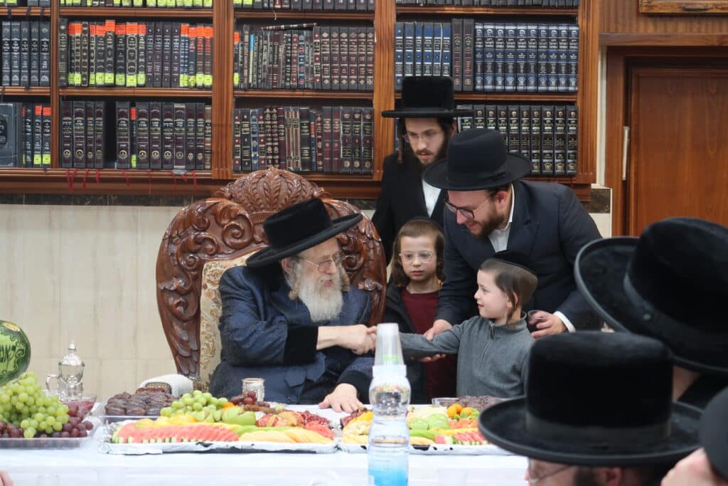 מעמד הטיש בט"ו בשבט בחצר הקודש קאמרנא - צפו בגלריה