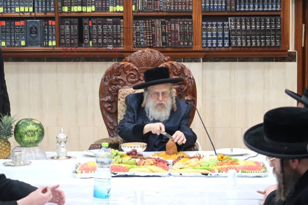 מעמד הטיש בט"ו בשבט בחצר הקודש קאמרנא - צפו בגלריה