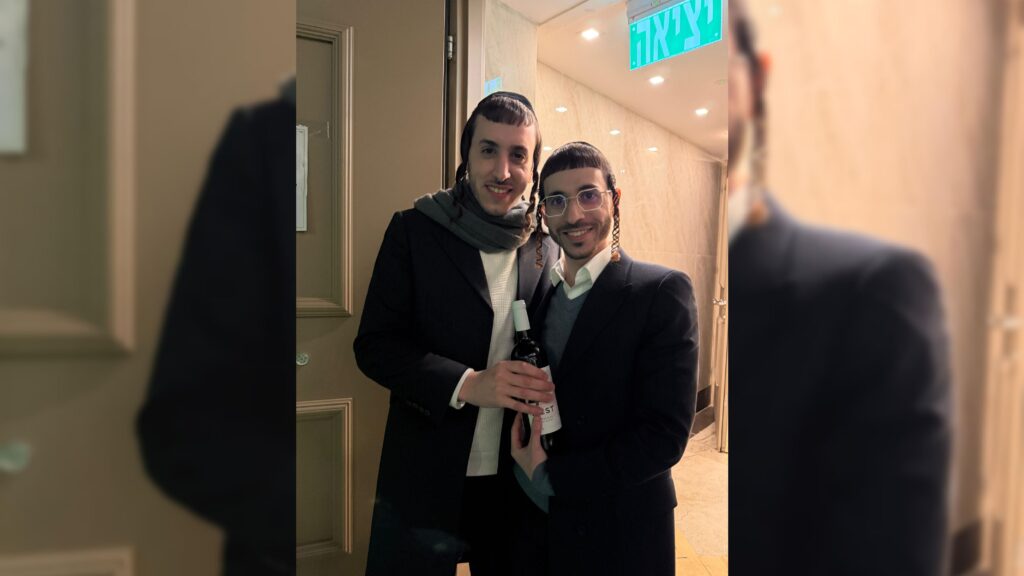 איצקוביץ': חגיגה בלב חלקת הקבורה והזמר שהתפוצץ מצחוק