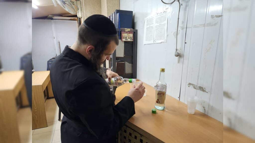 איצקוביץ': חגיגה בלב חלקת הקבורה והזמר שהתפוצץ מצחוק