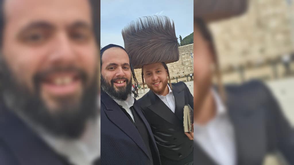 איצקוביץ': חגיגה בלב חלקת הקבורה והזמר שהתפוצץ מצחוק