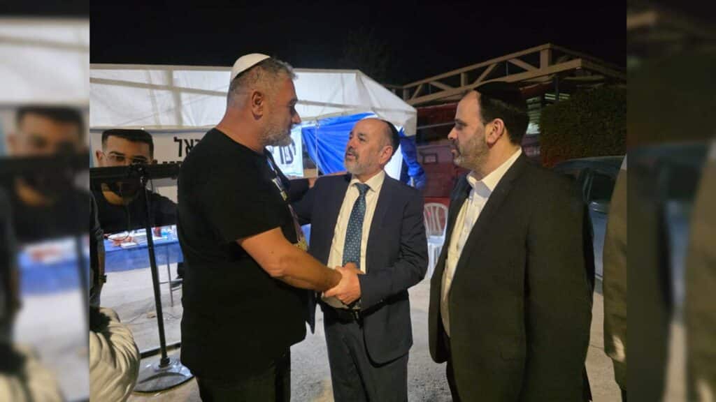 איצקוביץ': חגיגה בלב חלקת הקבורה והזמר שהתפוצץ מצחוק