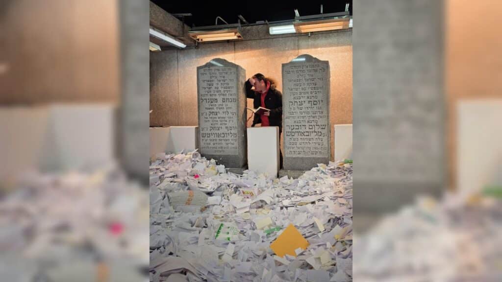 איצקוביץ': חגיגה בלב חלקת הקבורה והזמר שהתפוצץ מצחוק