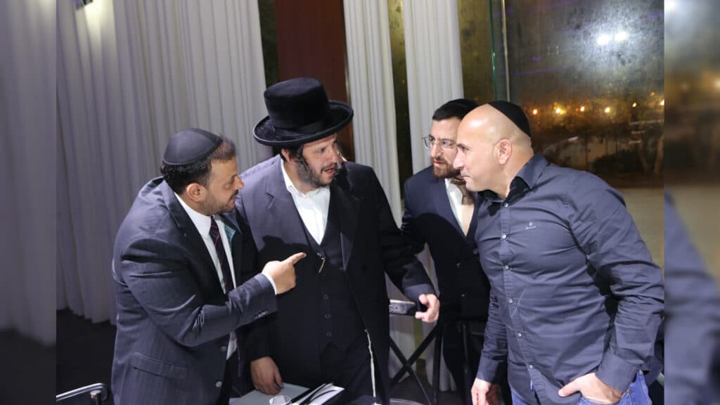 איצקוביץ': חגיגה בלב חלקת הקבורה והזמר שהתפוצץ מצחוק