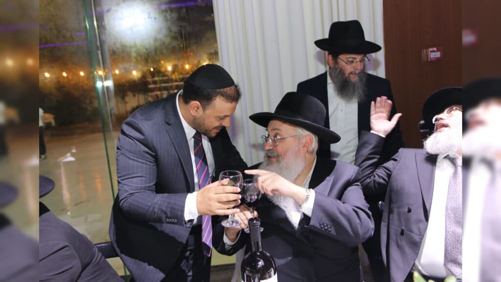 איצקוביץ': חגיגה בלב חלקת הקבורה והזמר שהתפוצץ מצחוק