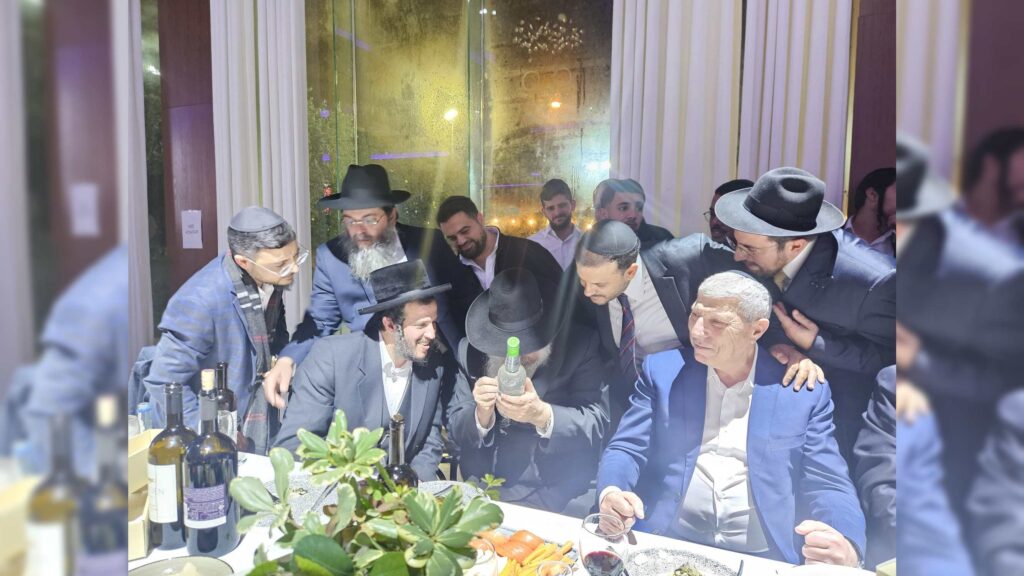 איצקוביץ': חגיגה בלב חלקת הקבורה והזמר שהתפוצץ מצחוק