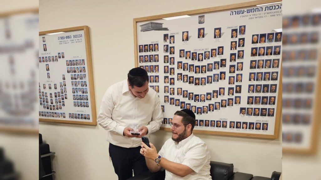 איצקוביץ': חגיגה בלב חלקת הקבורה והזמר שהתפוצץ מצחוק