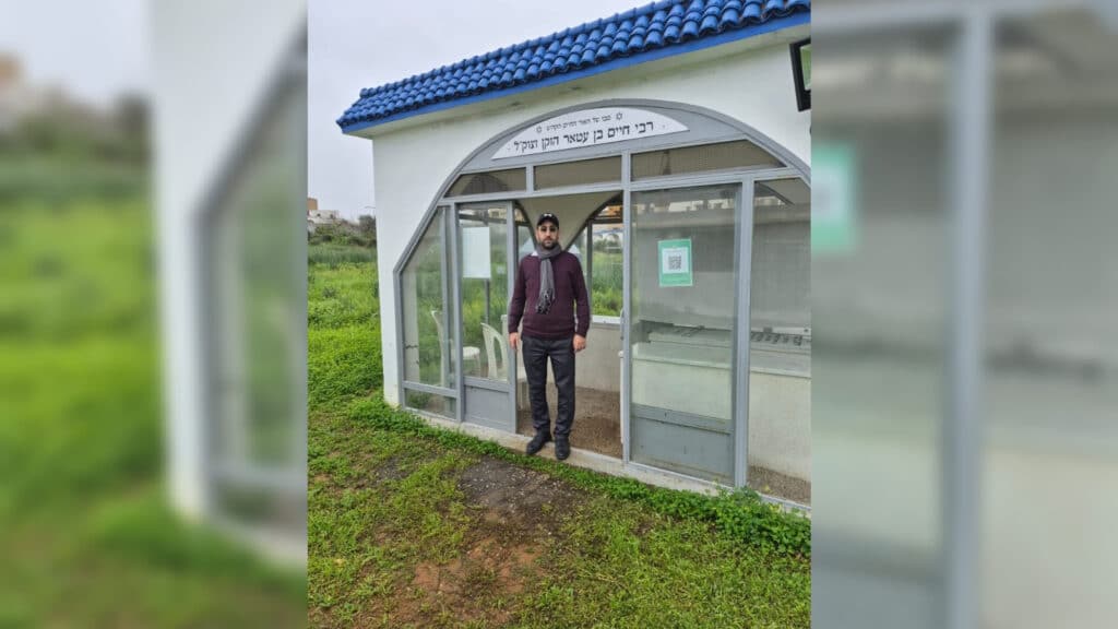 איצקוביץ': חגיגה בלב חלקת הקבורה והזמר שהתפוצץ מצחוק