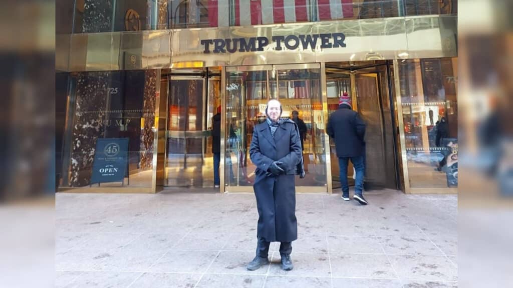 איצקוביץ': חגיגה בלב חלקת הקבורה והזמר שהתפוצץ מצחוק