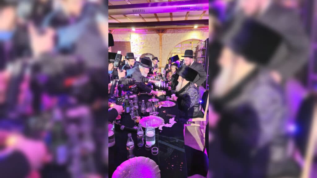 איצקוביץ': חגיגה בלב חלקת הקבורה והזמר שהתפוצץ מצחוק