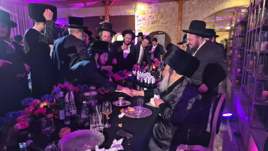 איצקוביץ': חגיגה בלב חלקת הקבורה והזמר שהתפוצץ מצחוק