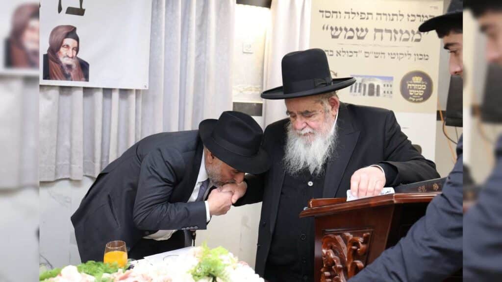 איצקוביץ': חגיגה בלב חלקת הקבורה והזמר שהתפוצץ מצחוק