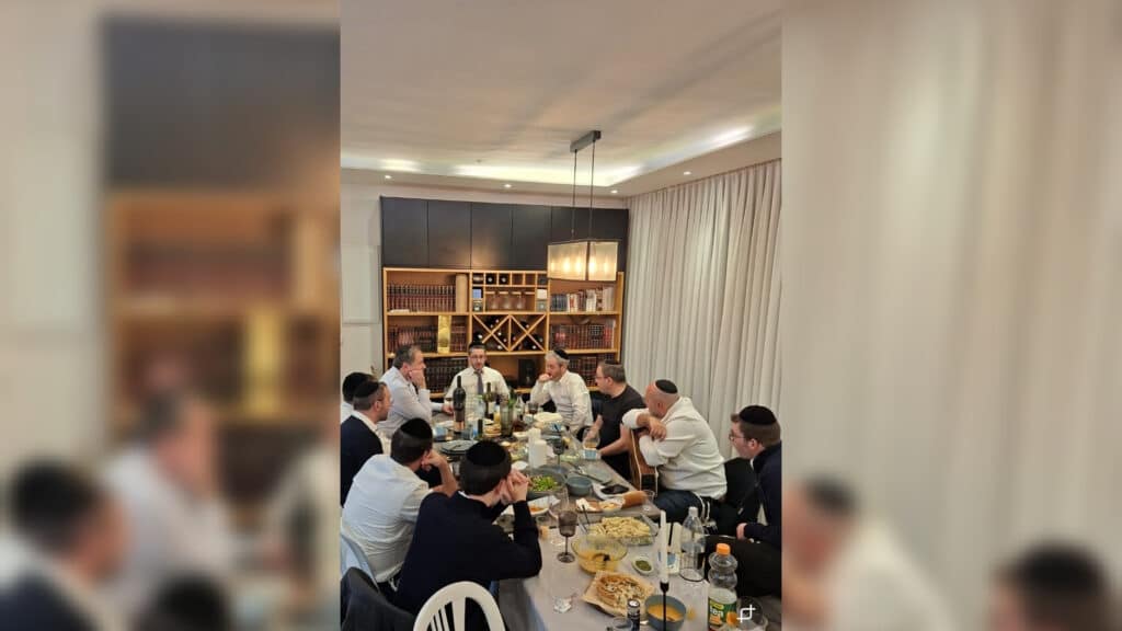 איצקוביץ': חגיגה בלב חלקת הקבורה והזמר שהתפוצץ מצחוק