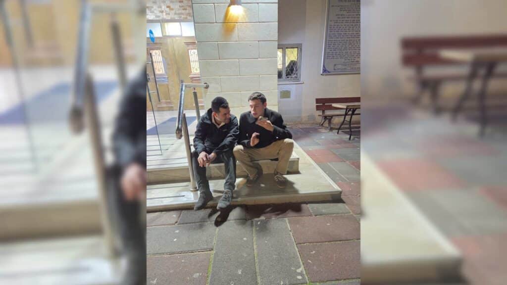 איצקוביץ': חגיגה בלב חלקת הקבורה והזמר שהתפוצץ מצחוק