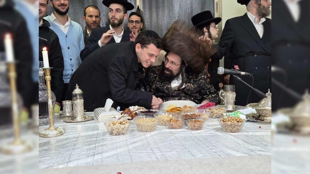 איצקוביץ': חגיגה בלב חלקת הקבורה והזמר שהתפוצץ מצחוק