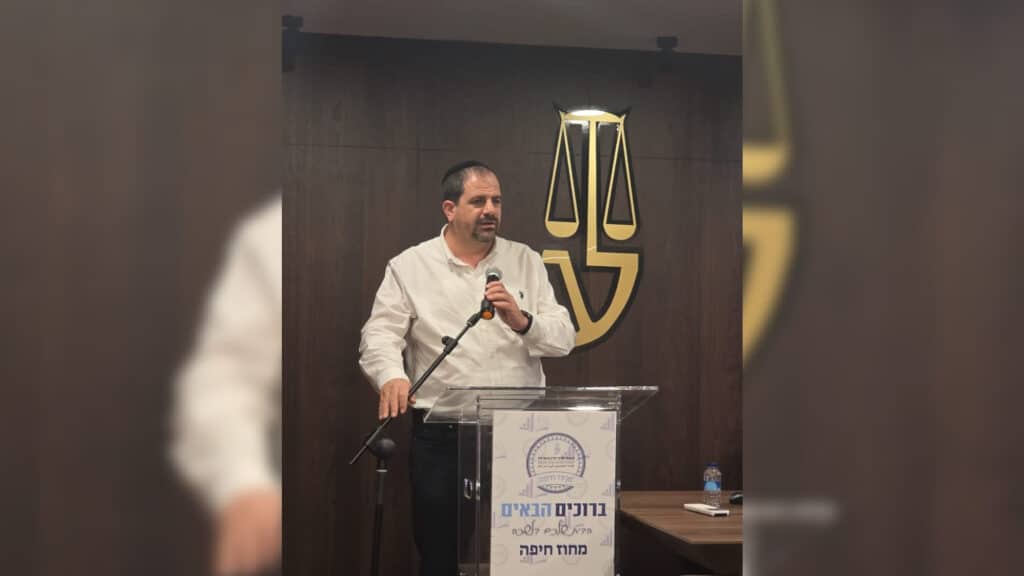 איצקוביץ': חגיגה בלב חלקת הקבורה והזמר שהתפוצץ מצחוק