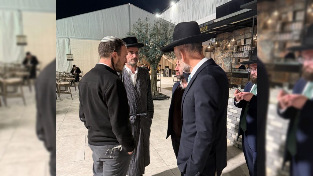 איצקוביץ': חגיגה בלב חלקת הקבורה והזמר שהתפוצץ מצחוק