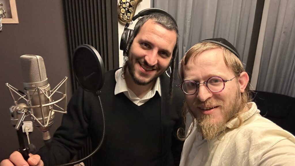 איצקוביץ': חגיגה בלב חלקת הקבורה והזמר שהתפוצץ מצחוק