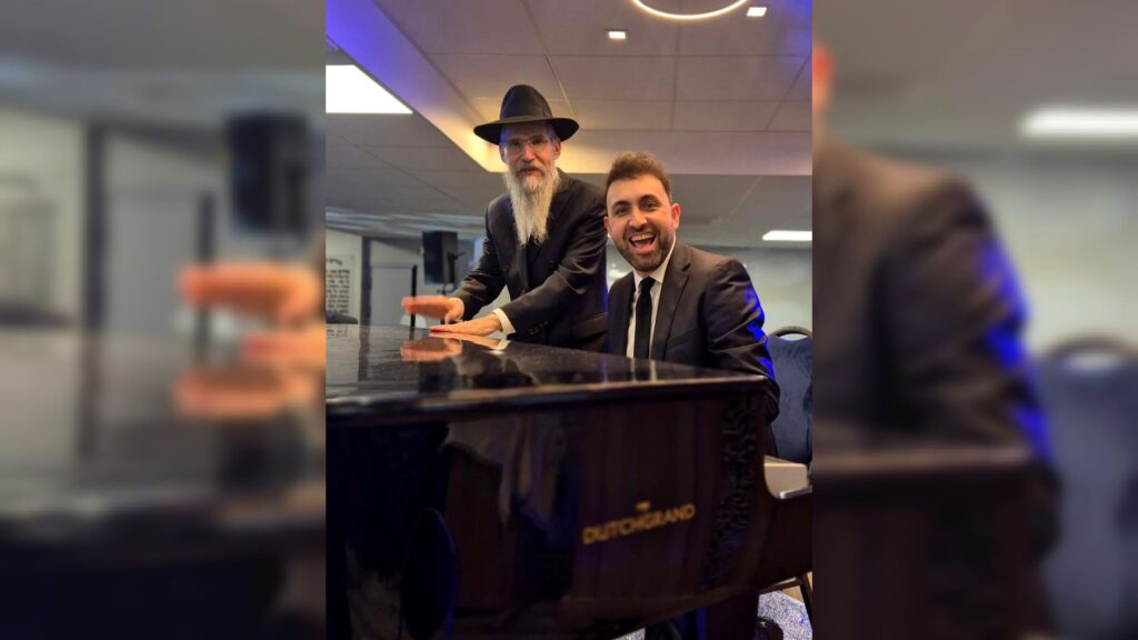 איצקוביץ': חגיגה בלב חלקת הקבורה והזמר שהתפוצץ מצחוק