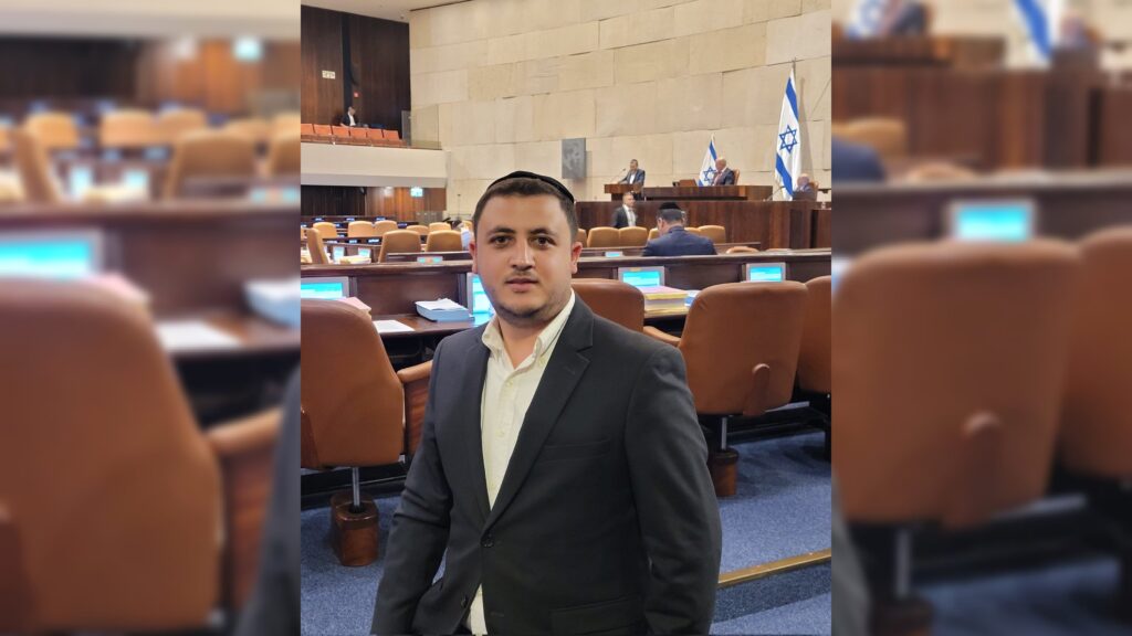 איצקוביץ': חגיגה בלב חלקת הקבורה והזמר שהתפוצץ מצחוק