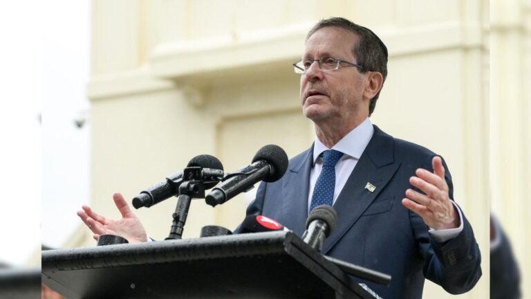 הנשיא הרצוג בזירת הטבח: "אנטישמיות היא מצב חירום עולמי"