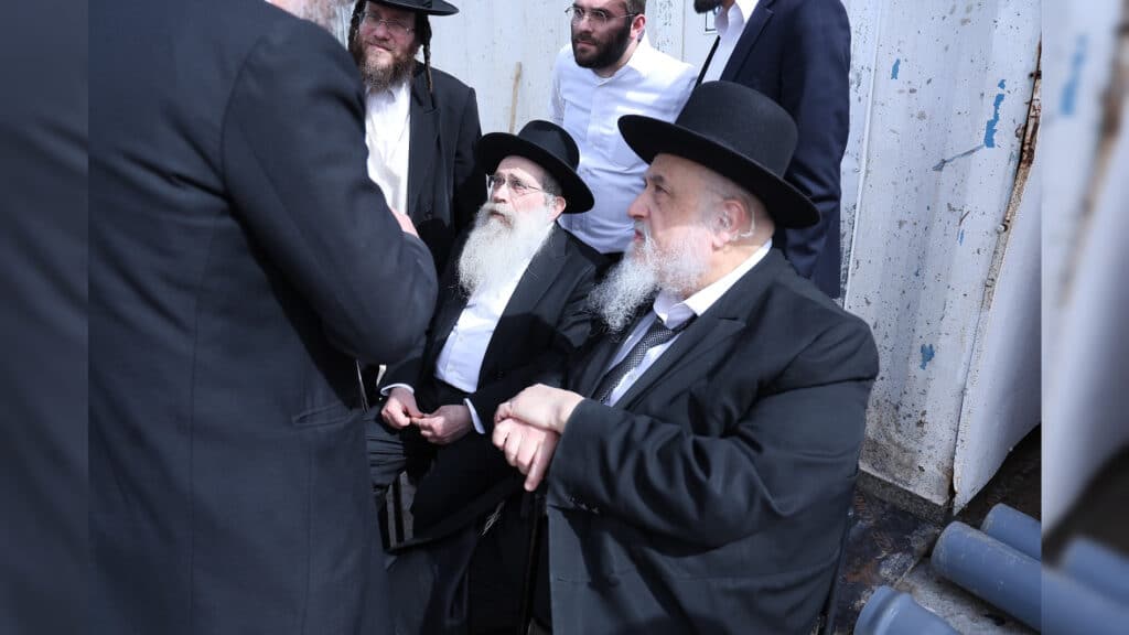 יציקת הבורות למקווה הטהרה הראשון בשכונה על ידי מרן רה”י הגר”ש שטיינמן שליט”א ורבני העיר