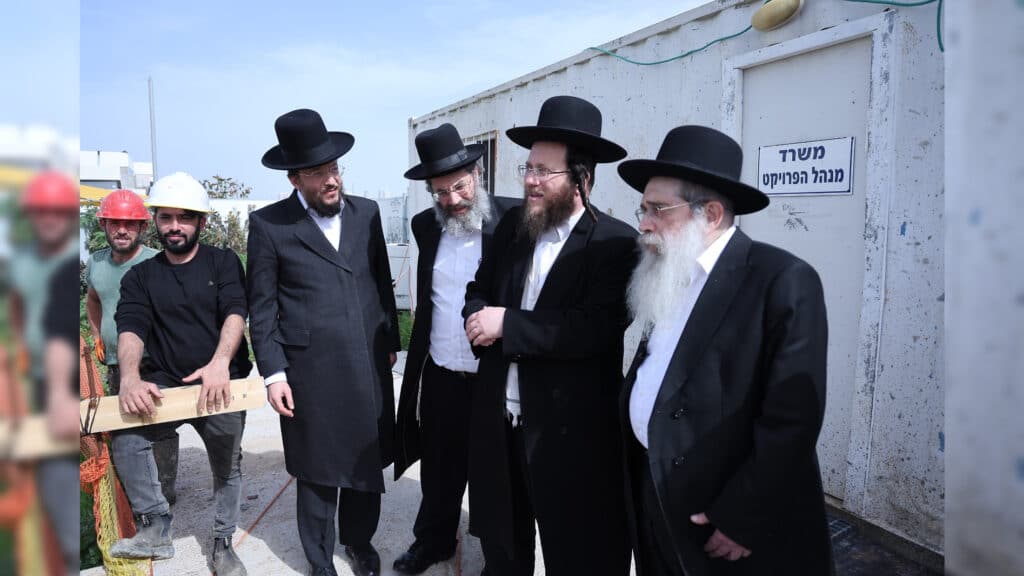 יציקת הבורות למקווה הטהרה הראשון בשכונה על ידי מרן רה”י הגר”ש שטיינמן שליט”א ורבני העיר