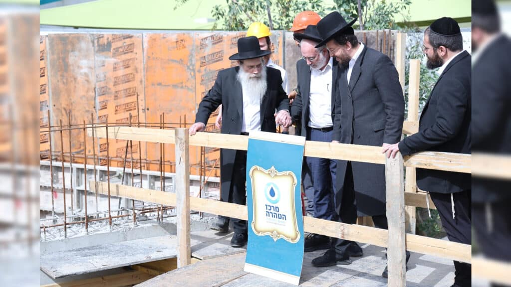 יציקת הבורות למקווה הטהרה הראשון בשכונה על ידי מרן רה”י הגר”ש שטיינמן שליט”א ורבני העיר