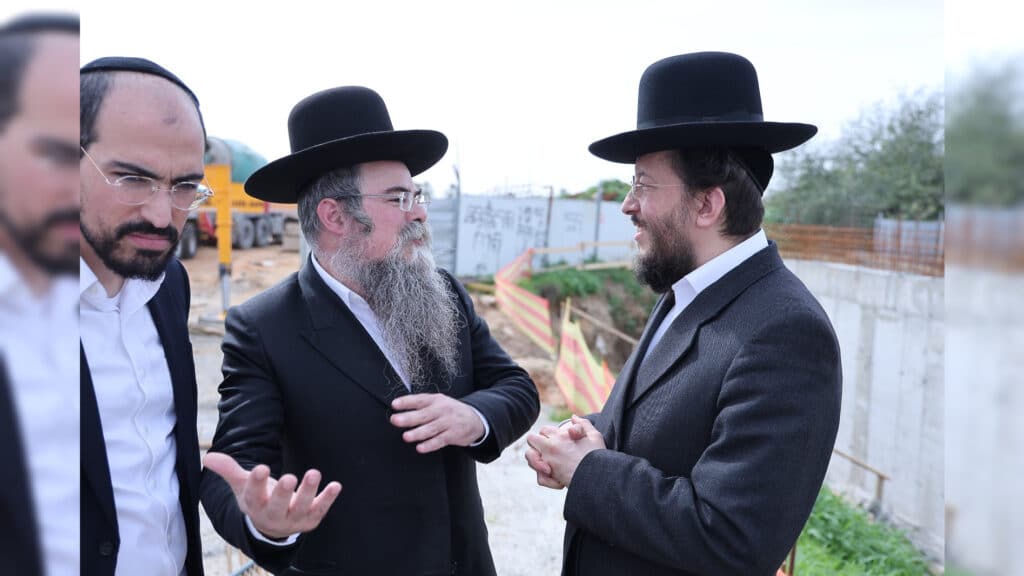 יציקת הבורות למקווה הטהרה הראשון בשכונה על ידי מרן רה”י הגר”ש שטיינמן שליט”א ורבני העיר