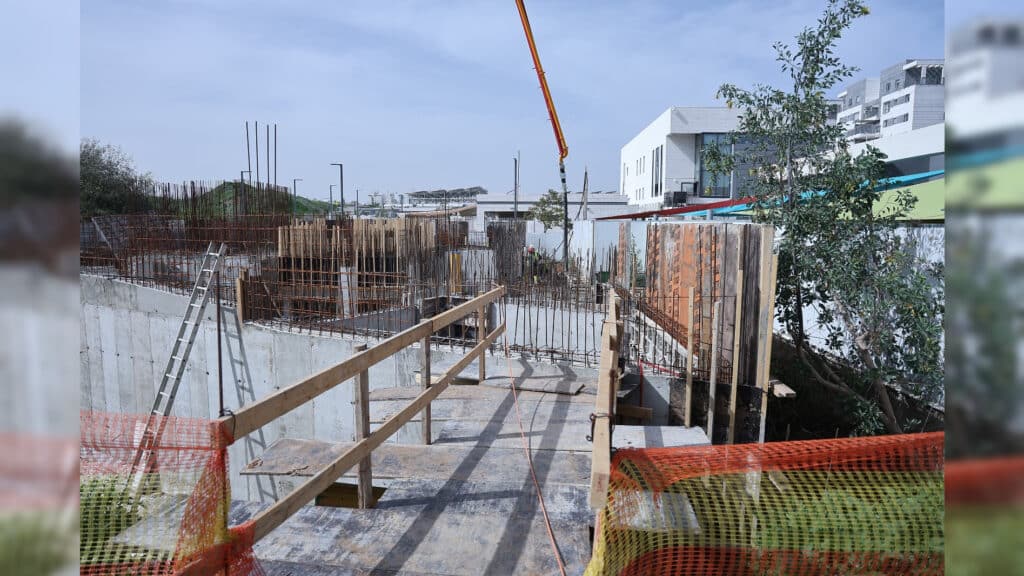 יציקת הבורות למקווה הטהרה הראשון בשכונה על ידי מרן רה”י הגר”ש שטיינמן שליט”א ורבני העיר